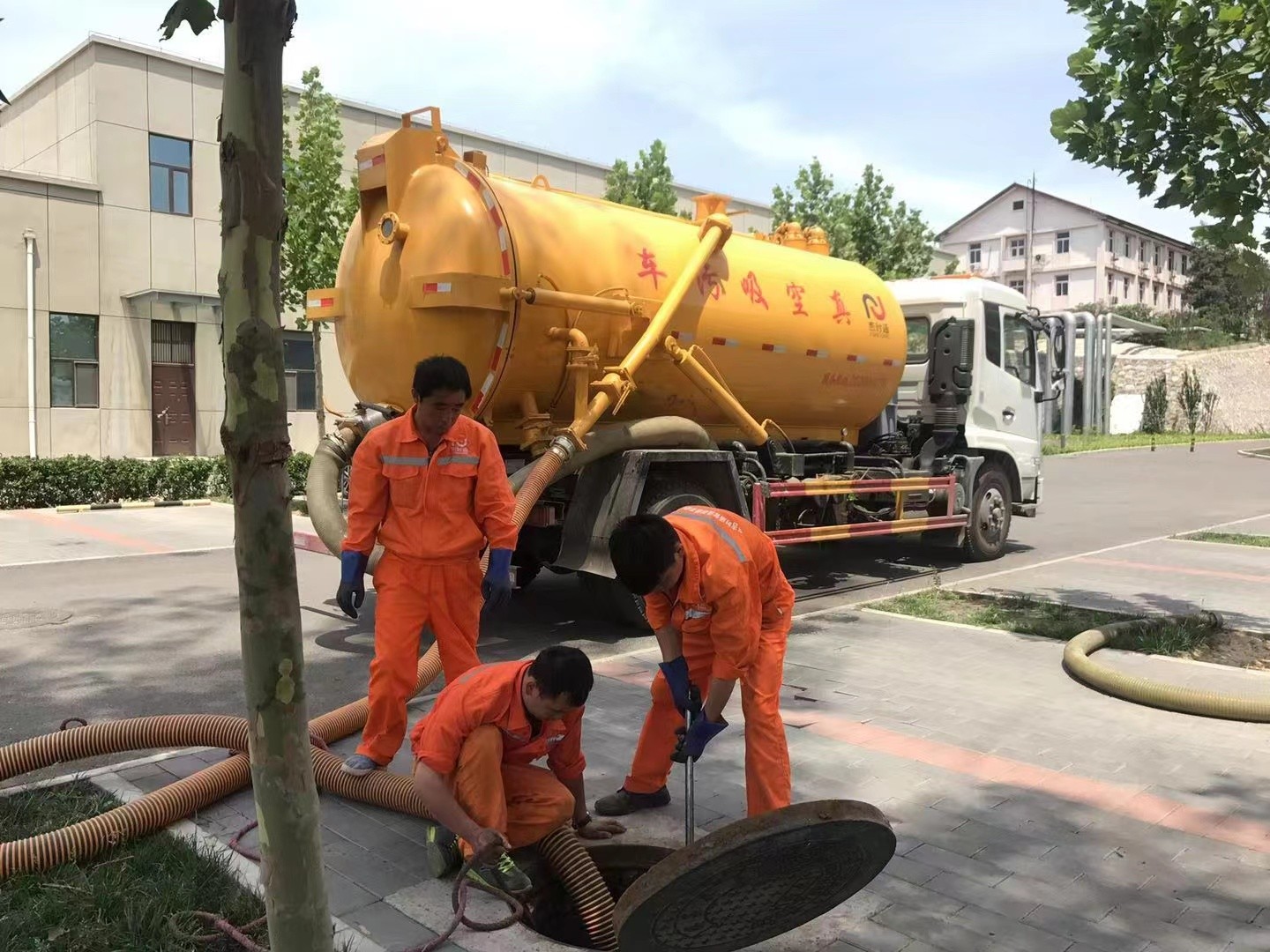 黄埔管道疏通车停在窨井附近